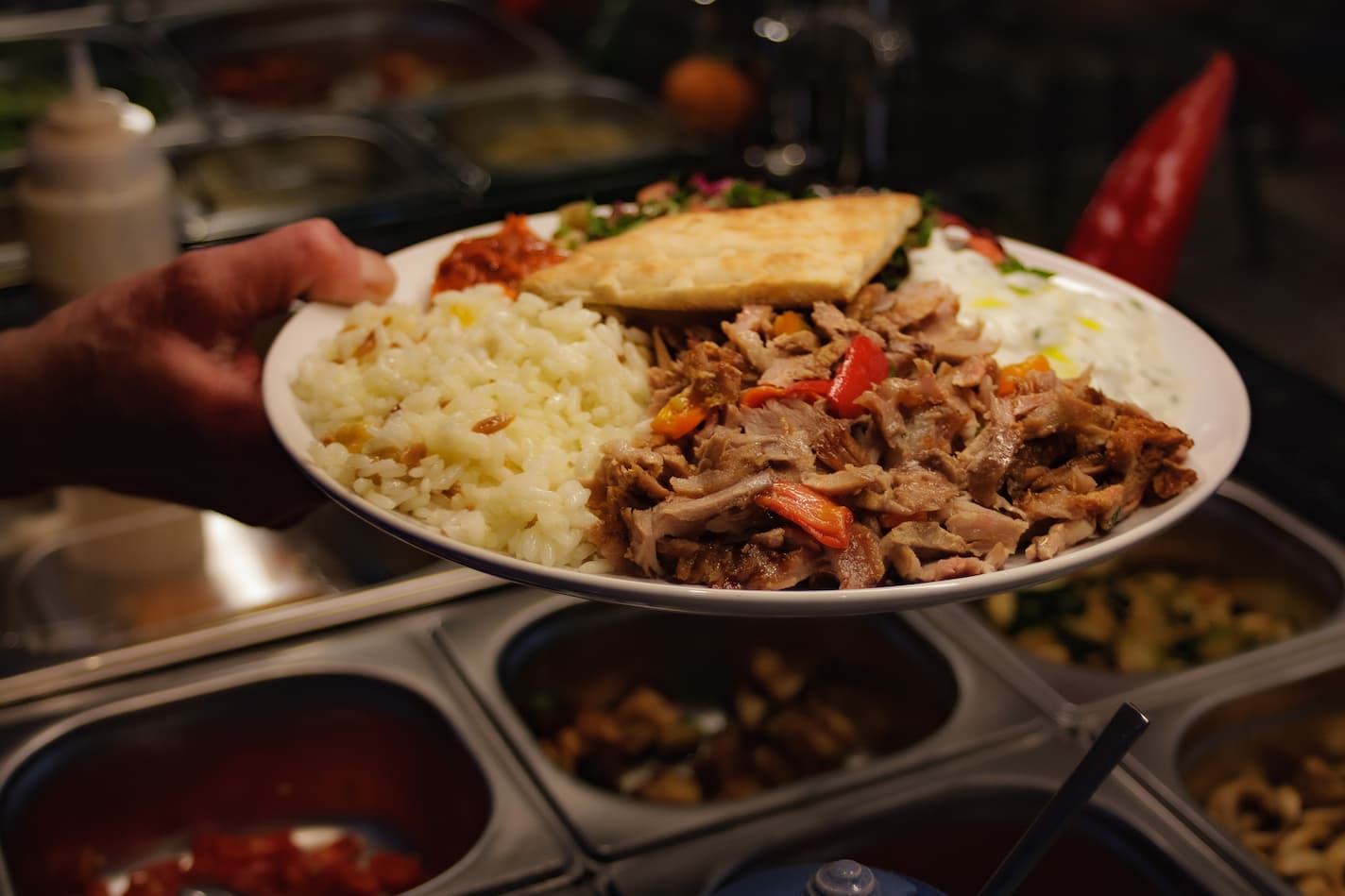 Frisches Kebabteller ueber der Menuauslage